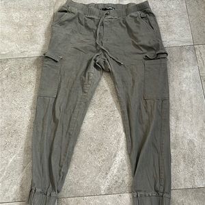 One string stuck inside but is fixable🖤